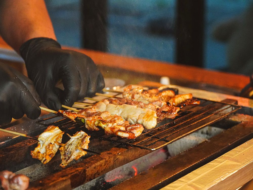 꼬치를 뒤집는 손